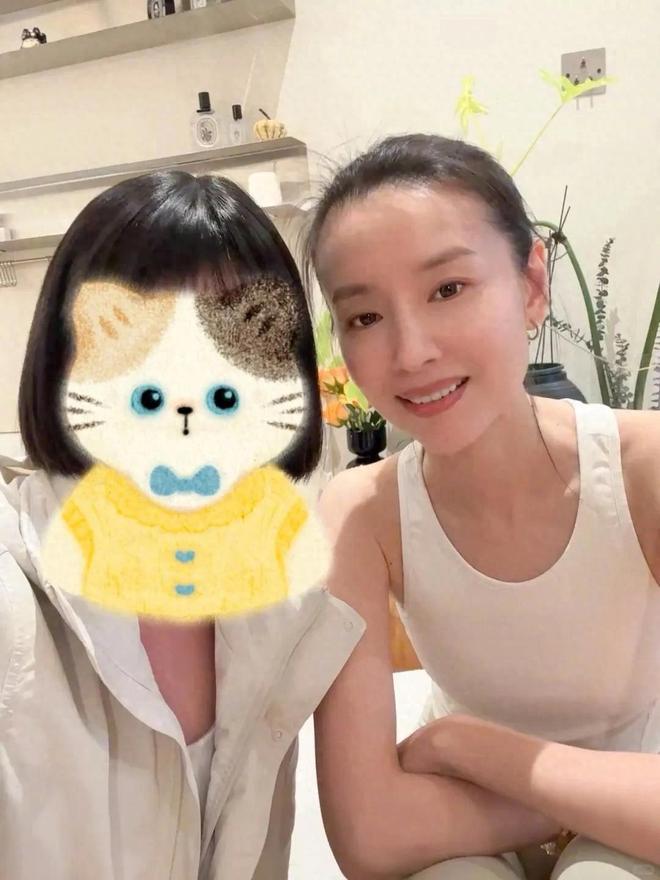 乐鱼45岁董洁的形态真好！灰色网纱镂空开衫+红色T恤时兴又减龄！(图1)